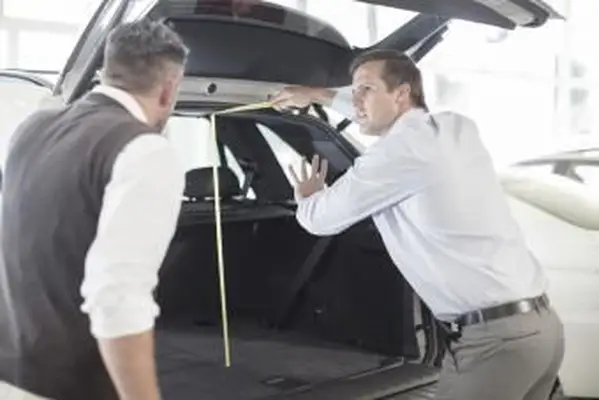 Messen im Inneren des Minivans