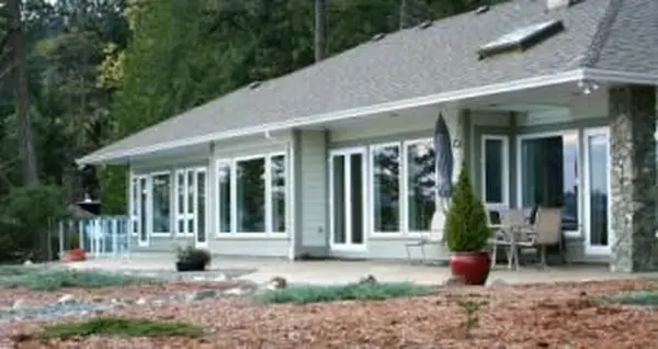 Casa de fazenda com clarabóia e muitas janelas