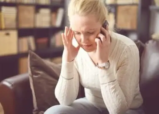 전화 통화에 슬픈 여자