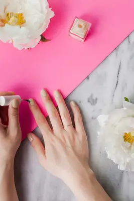 Gold Daisy Dot Manicure