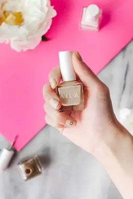 Gold Daisy Dot Manicure