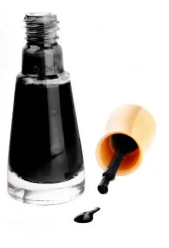 Čierny lak na nechty