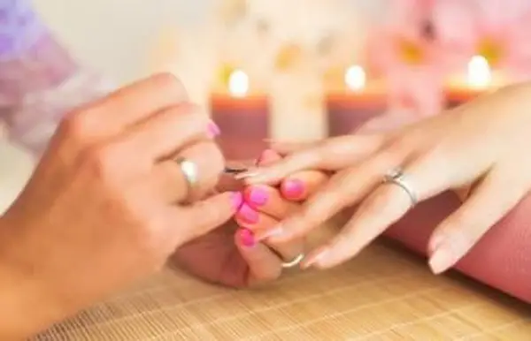 כיצד לנקות מברשות ציפורניים אקריליות