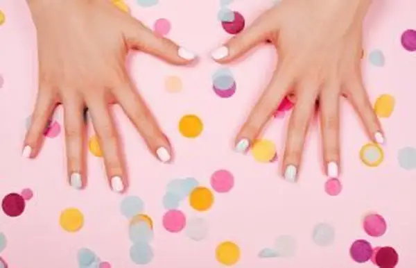 So reinigen Sie verfärbte Gelnägel