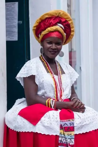 https://cf.ltkcdn.net/costumes/images/slide/167328-565x850-Salvador-Brazil-Woman-Bahia-region.webp