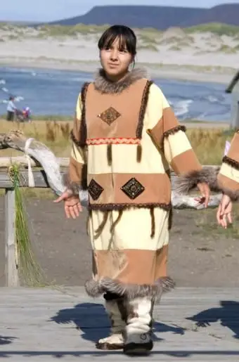 https://cf.ltkcdn.net/costumes/images/slide/167338-561x850-Aleut-girl-in-traditional-clothes.webp