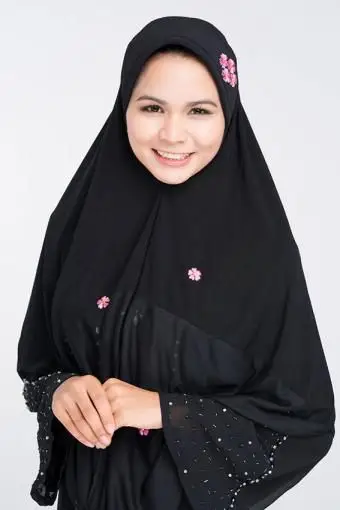 https://cf.ltkcdn.net/costumes/images/slide/171410-567x850-Woman-Abaya.webp
