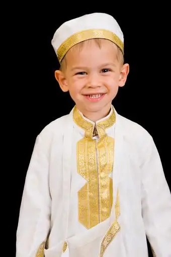 https://cf.ltkcdn.net/costumes/images/slide/167334-566x850-Arabian-boy-traditional-dress.webp