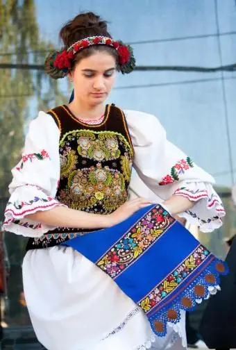 https://cf.ltkcdn.net/costumes/images/slide/145924-569x844r1-national-costume-romania.webp