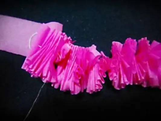 中央に沿って長いステッチを縫い、クレープ紙レイを作ります