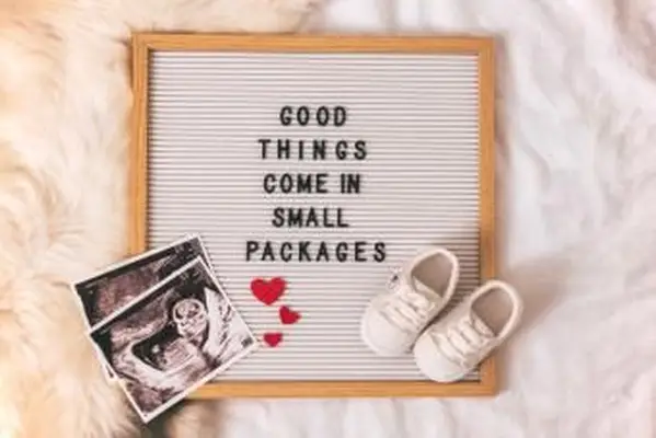 Ropa de bebé con imagen ecográfica del bebé.