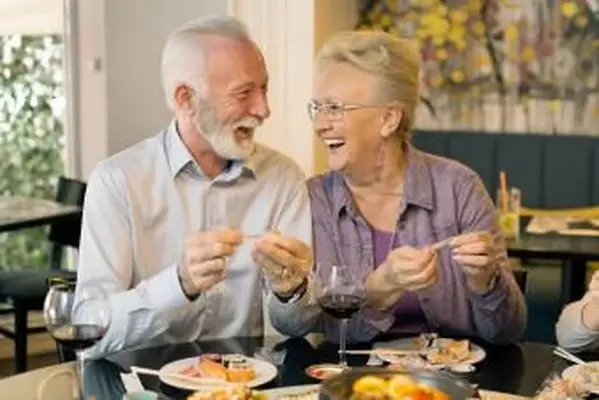 Pareja mayor, apertura, galletas de la fortuna