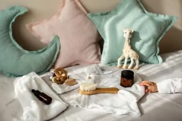 Necesidades y ropa para bebés unisex recién nacidos en una acogedora guardería