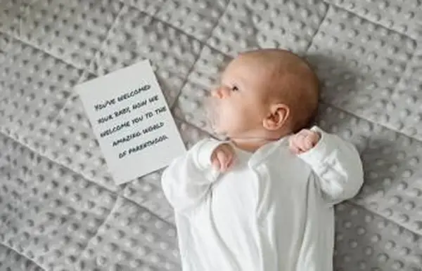 Bimbo di un mese con biglietto