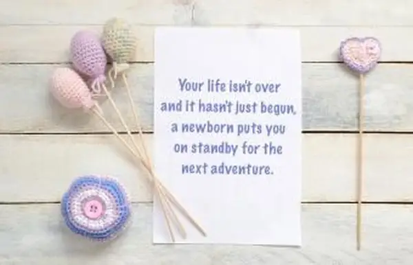 cartoncino con decorazione fatta a mano all'uncinetto