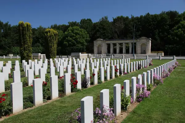 D-Day 80th: Møt gartneren som vender mot klimaendringer og tap av biologisk mangfold over 24 000 krigsgravsteder