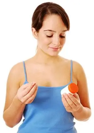 Mulher tomando vitamina