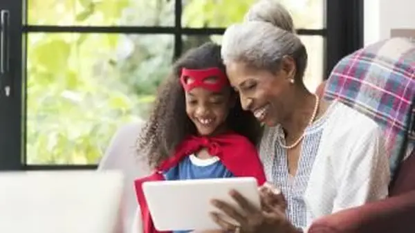 웃는 할머니와 손녀 태블릿을 사용하여
