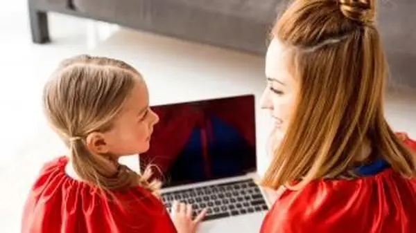 엄마와 딸 노트북을 들고 빨간 망토