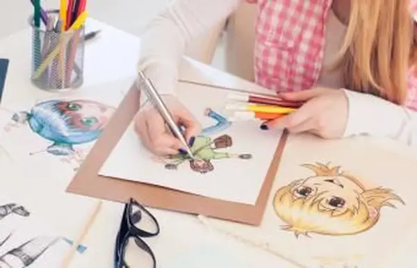 Indépendant travaillant au bureau à domicile