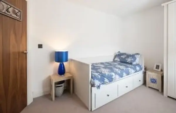 dormitorio individual con paredes blancas