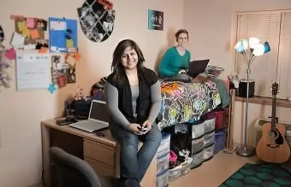 Estudiantes relajándose en el dormitorio