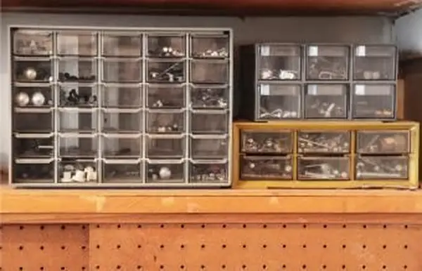 나사가있는 작업대 서랍