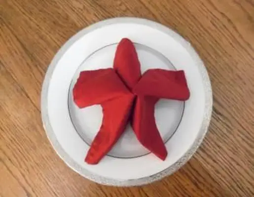 ナプキンを五芒星に折りたたむ方法