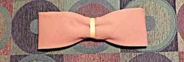 완성 된 나비 넥타이 냅킨 5 단계