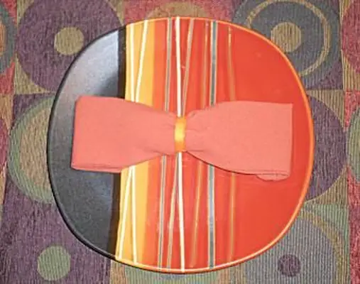 나비 넥타이 모양으로 냅킨을 접는 방법