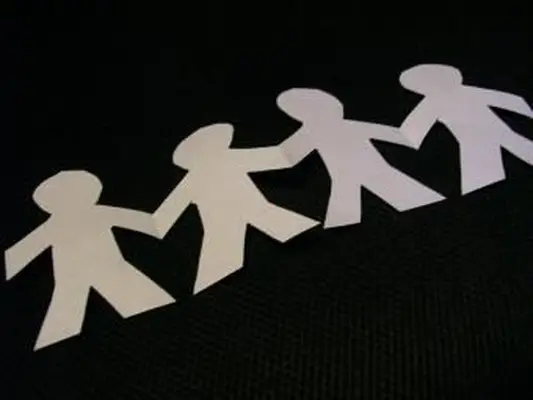 Comment faire une chaîne de poupée en papier