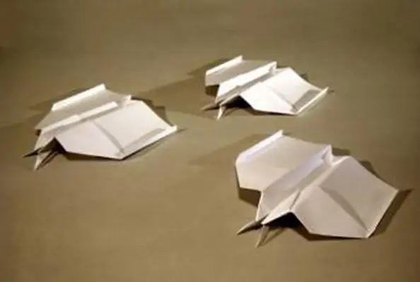 https://cf.ltkcdn.net/origami/images/slide/63172-633x427-ThreeAirplanes.webp