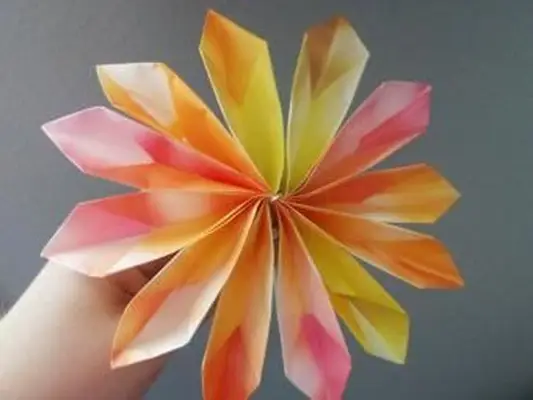 https://cf.ltkcdn.net/origami/images/slide/165989-800x600-money-flower-10.webp