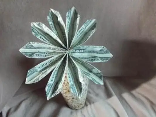 https://cf.ltkcdn.net/origami/images/slide/165992-800x600-money-flower-11.webp