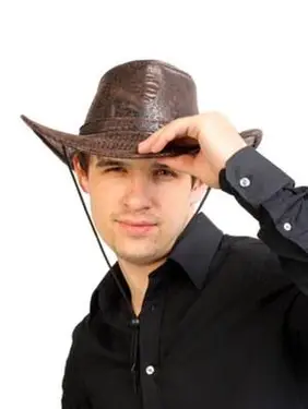 Uomo che indossa un cappello da cowboy Stetson