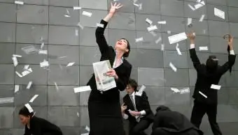 Ludzie biznesu łapią spadające pieniądze