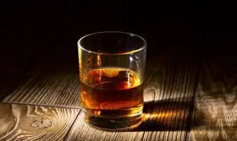 Verre de whisky sur une table en bois