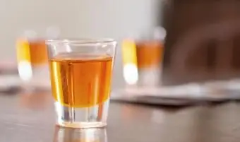 Sève d'arbre tirée sur une table