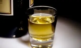 Whisky dans un verre à liqueur