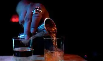 Strely z whisky, ktoré vyčnievajú z davu