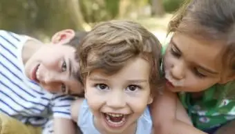 fratelli e sorella in posa