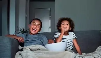 Fratelli felici che guardano la TV