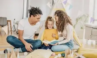 Eltern lesen ihrem Kind ein Buch vor reading