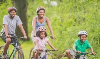 Familie macht eine Radtour