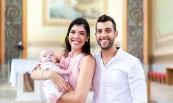 סנדקים ותינוק בכנסייה