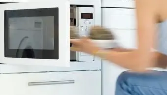 Mettere un piatto nel microonde