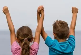 Ragazza contro ragazzo