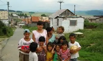 スロバキアのジプシー村、ベトラノフチェ郊外の家族