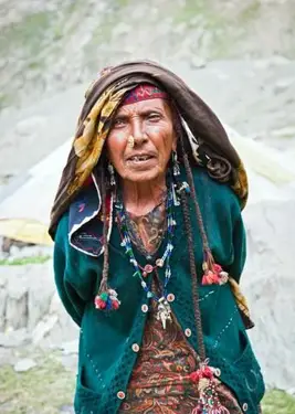 インド、カシミールのジプシーの女性