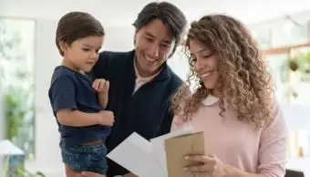 המשפחה מקבלת דואר